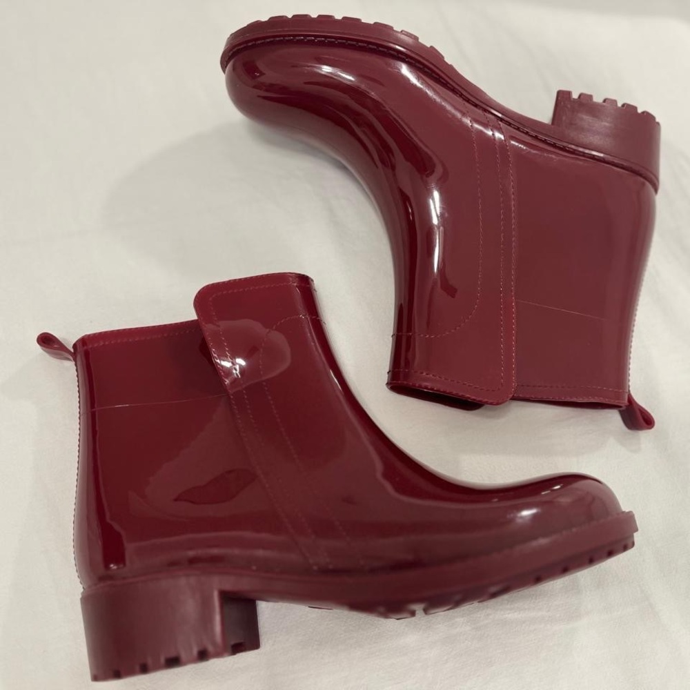Tommy Hilfiger rain boots in a beautiful burgundy color